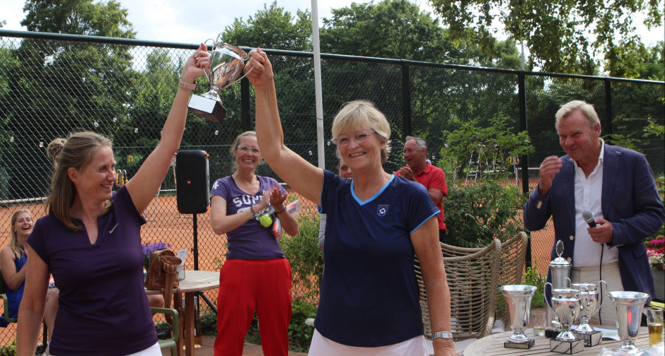en de winnaars Heleen en Fenny kregen toch de A-beker