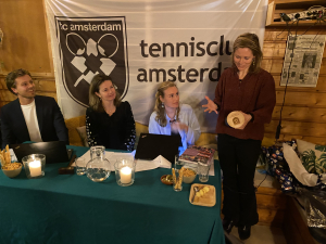 Marlotte wordt bedankt voor 4 Bestuursjaren